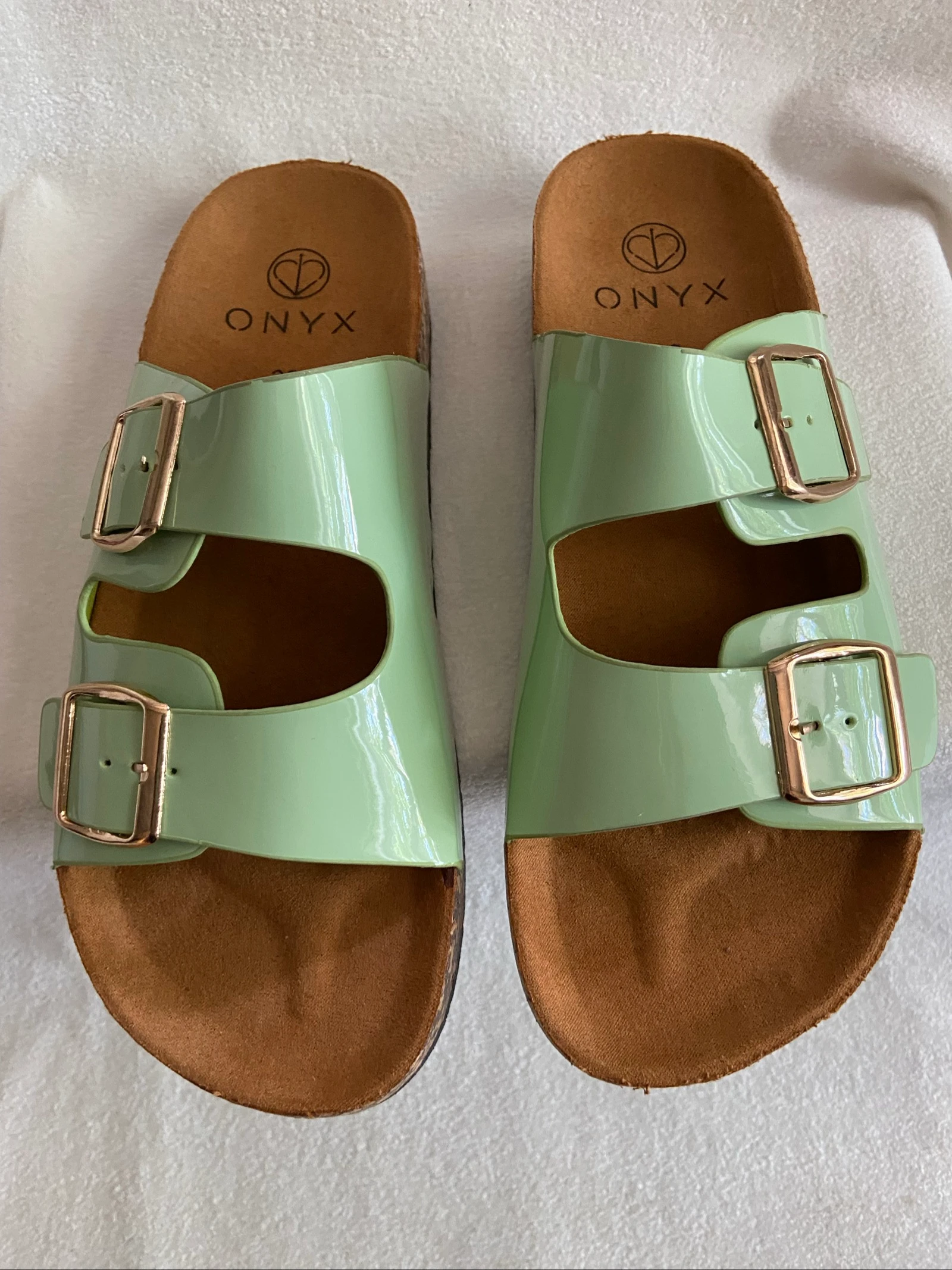 Très jolie sandale d’été ouverte•deux brides réglables sur le dessus•vert amande•38•ONYX
